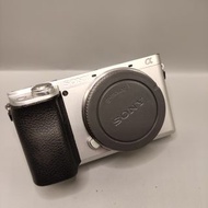 SONY A6100 4K機身 +電池充電器 8誠心 二手正常品保7日 愛寶買賣 相機 贏 a6000 a6300