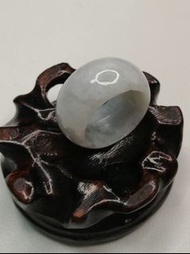 翡翠A貨【扳指】 
糯種，大小 :圈口20.3mm，外徑29.1mm，高14mm，厚4.1mm。白色底飄淡烏雞，飄點淡綠。圈口適中，適合男士配戴。玉件無紋無裂，品相完好。
清貨價$100