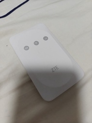 ZTE 流動無線路由器 wifi 蛋 ZTE 中興 MF935 4G LTE 行動 WiFi 分享器，白色機身外觀簡約。下載速度： 支援 LTE Cat4，峰值下載速度高達 150Mbps。電力續航：