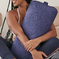 Manduka歐洲原廠直送ENLIGHT長方形瑜珈抱枕限量SG聯名-海藍豹紋