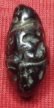 เหล็กไหลตาแรด รูปลักษณะคล้ายผลลูกยอป่า(สีดำอมน้ำเงิน)หลวงพ่อสัมฤทธิ์ วัดถ้ำแฝด กาญฯ( ตรงปก)(พบในถ่ำก