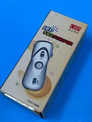 LED 手搖多功能手電筒 LED hand crank multi-function flashlight (made in Taiwan) 台灣製造 功能：FM/AM 收音機 警報器功能 Function: FM/AM radio Siren function