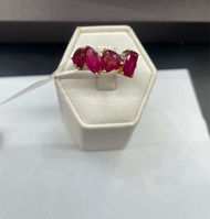 แหวนทองคำ 9k น้ำหนัก 4.32 กรัม ประดับด้วยทับทิม 4 เม็ด น้ำหนัก 6.41 กะรัต เพชรแท้ 0.08 กะรัต