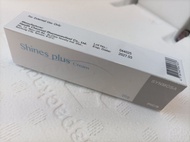 Shines plus Cream SYNMOSA 含有效成份 Hydroquinone，可以減輕皮膚色素，用於治療皮膚色素過深或是作美白皮膚。藥理是皮膚的黑