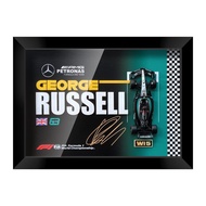 รูปภาพลายเซ็นแขกร่วมแข่งรถ F1 George Russell Mercedes 63 ภาพวาดตกแต่ง 3 มิติ ตัวโมเดลรถแข่งขันในชั้น