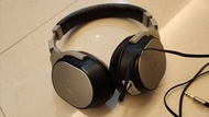 PORSCHE DESIGN x KEF 有線耳機，非藍牙。