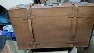 $2999♥️古董行李箱日本買的(¥30000)10年前買的真牛皮製品尺寸:高40公分             寬67公分             厚寬18公分