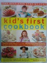 【吉兒圖書】《Kid's First Cookbook》專為孩子動手做的食譜，從便當、野餐、甜點, 飲料和party餐點