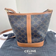 賽琳/Celine Triomphe Bucket 小號凱旋門經典老花棕色水桶包 輕盈又時尚的日常款 配件：塵袋，購證18x13x22cm