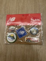 借位一放🙏🏻 購自日本🇯🇵🇯🇵 New Balance ML574 襟章 扣針 心口針 Size /F 100%new 100%real 100%deadstock  $60  (1set 有5個，襯