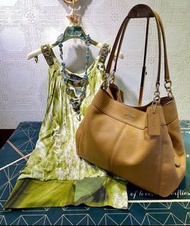 【NA She.歐美精品進口服飾名品】COACH 焦糖金棕色金剛色鏤空立體經典馬車LOGO合金釦荔枝壓紋小牛皮革梯形磁扣多夾層多功能萬用肩背包 賈姬包 購物包 托特包 Horse Lexy Shoul