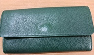 LONGCHAMP 軍綠色皮革長夾。夾內三夾層，含一暗袋及一拉鏈零錢袋。長17cm寛9cm厚約2cm。