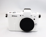 Nikon 1 V1 ตัวกล้อง นำเสนอประสิทธิภาพระดับสูงที่สามารถพกพาได้ และความเร็วในการทำงานอย่างเหลือเชื่อในรูปลักษณ์การออกแบบที่แข็งแรงทนทาน อะแดปเตอร์ติดตั้งเสริมทำให้กล้อง Nikon 1 สามารถใช้ร่วมกับเลนส์ NIKKOR F เมาท์