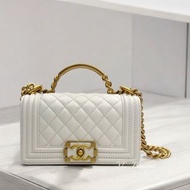 CHANEL 白色荔枝皮LOGO手把金釦Handle Boy20 A94805