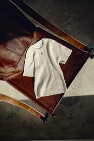 RUE RIRI Blair Knit Short Sleeve Top เสื้อไหมพรมนิต คอกลมแขนสั้น ทอลายพิเศษ ตกแต่งด้วยโลโก้สีทอง ผ้า