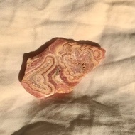 阿根廷紅紋石水晶 蕾絲花紋 原石 精品 水晶 擺設 crystal