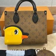LV✖️Sun Yitian 小黃鴨聯名款 Onthego 托特包 手提單肩斜挎包 小號 老花滿logo 帶零錢包 尺寸約25*12*19cm 附件：塵袋 肩帶 零錢包