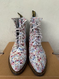 Sepatu Wanita Dr. Martens Lottie White Flowers Second Original