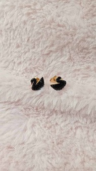 Anting periasan Titanium Angsa full permata hitam