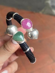 象牙手鐲，925 純銀包覆，綴以紅寶石與緬甸綠翡翠，均碼。