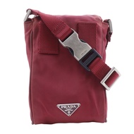二手 Prada MV583 尼龍 Cerise 紅色兩用腰包/肩背包。這款帶翻蓋的兩用腰包適合斜挎，是女士的理想之選。