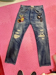 Levis 501 黑豹貼布牛仔褲 W32L32平量腰圍43 cm褲長108cm (二手近新）絕版二手 （補丁貼布刷破款）
