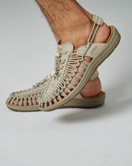 Keen รองเท้า UNEEK II CONVERTIBLE (PLAZA TAUPE/PLAZA)