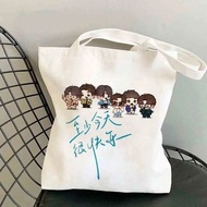 0713再就业男团帆布包至少今天很快乐涂鸦卡通外出学生单肩包dfhdjfhdj34my20250408