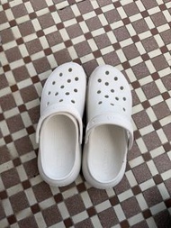 Crocs白色厚底洞洞鞋