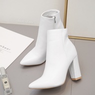 chloe.store PEONY BOOTS รองเท้าบูทส้นสูงสีขาว ไซส์ใหญ่ 36-44