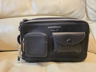 Emporio Armani Zip-Around utility 皮斜背包