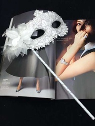 1個女士白色威尼斯半面具，帶側邊花朵，適用於各種節日派對、化裝舞會、舞蹈活動、裝飾配件和禮物