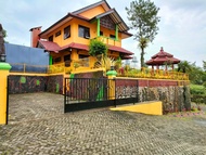 Villa 250 m² dengan 5 kamar tidur dan 3 kamar mandi pribadi di Cipanas (Villa Puncak Rombongan Kolam