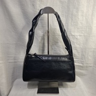 Hoze Twiq Shoulder Bag in Black