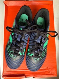 Adidas 足球鞋