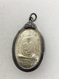 เหรียญรุ่นแรกหลวงพ่ออี๋ วัดสัตหีบ ปี 2473 ชลบุรี พร้อมเลี่ยมกรอบเงินเก่า /Amulets of Luang Pu Yi