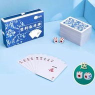 鯨品購 - 防水磨砂加厚塑膠迷你紙麻將撲克牌（套盒送2個骰子），旅行便攜家用兩不誤！精緻體驗，專為愛好者設計。升級材質，耐磨耐用，防水防潮，隨時隨地享受麻將樂趣。收納省心，讓您與家人朋友分享歡樂時光！