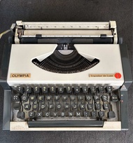 เครื่องพิมพ์ดีดภาษาอังกฤษ Olympia Traveller deluxe Typewriter English Key