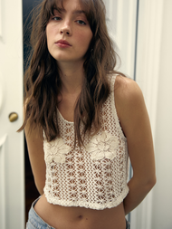 OMGBKK LOLITA เสื้อครอปแขนกุดตกแต่งชินถักโครเชท์ที่หน้าอก