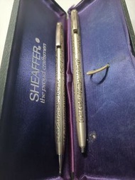 犀飛利純銀葡萄藤對筆，圓珠筆鉛筆，筆嘴有瑕，鉛筆筆頂小磕碰，小白點圓滿淨白，純銀氧化不嚴重，功能正常，對筆不單出，帶非原裝筆盒，圓珠筆帶原裝金色筆芯已斷墨。