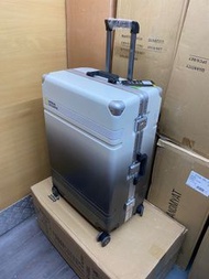 28/30” national geographic (國家地理) ( light damage )（微瑕）全新 正品正貨  特價 🔍清倉 clearance sale ⚠️🆘 100%authent