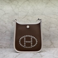 HERMES奶茶灰拼白刺繡Mini Evelyne