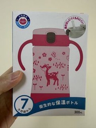 日本 Richell 利其爾 T.L.I 花間鹿不鏽鋼吸管保溫杯（300ml，粉紅色）。商品特色適用年齡：7 個月以上。容量：300 毫升。材質：不鏽鋼本體，搭配耐熱矽膠與聚丙烯（PP）配件。設計：具
