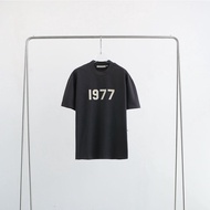 เสื้อยืดแขนแขนสั้นคอกลมคู่ตัวอักษร Fear Of God 1977สไตล์ยุโรปเสื้อยืดทรงหลวมยาวปานกลางมีแบรนด์แฟชั่น