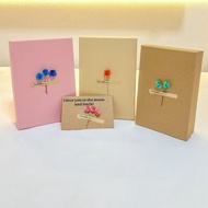 獨家設計❗️多尺寸手工花牛皮紙禮物盒玫瑰花向日葵梅花禮盒空盒子包裝盒盒帽子圍巾大號禮品盒 硬卡紙 厚紙皮生日禮物盒 聖誕糖果餅乾包裝盒 婚禮禮物盒生日 禮物情侶閨蜜 畢業結婚禮物情人節禮物 母親節禮物