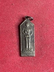 เหรียญกรมหลวงชุมพร บังตัวพระเจ้าอยู่หัว ปี 2515 วัดปากน้ำ ชุมพร เนื้ออัลปาก้า มีบริการเก็บเงินปลายทา