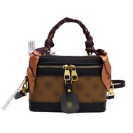 กระเป๋าสตรี2022ใหม่กระเป๋าถือผู้หญิงพิมพ์ลายยุโรปและอเมริกา Syal Sutra กระเป๋าทรงถังแมสเซ็นเจอร์สะพา