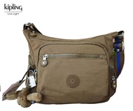 Kipling Gabbie กระเป๋าสะพายข้างกระเป๋าถือ (สร้อยคอจี้รูปลิงฟรี)