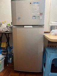 9成新日立 R-Z170A7H 冰箱是一款雙門冰箱，容量約為 164 公升，具有「MINUS-ZERO 均衡冷凍技術」、「三重冷淨系統」（包含納米鈦空氣過濾網）和強化玻璃層架等特色。這款冰箱也具備觸控