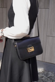 【日本直送 名牌中古包】CELINE 經典馬車標誌 黑色皮革肩背包 crossbody vintage  bxg55y